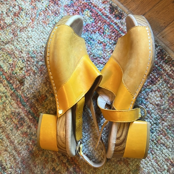 Dansko Madalyn Slingback Clog Sandal - Picture 7 of 9